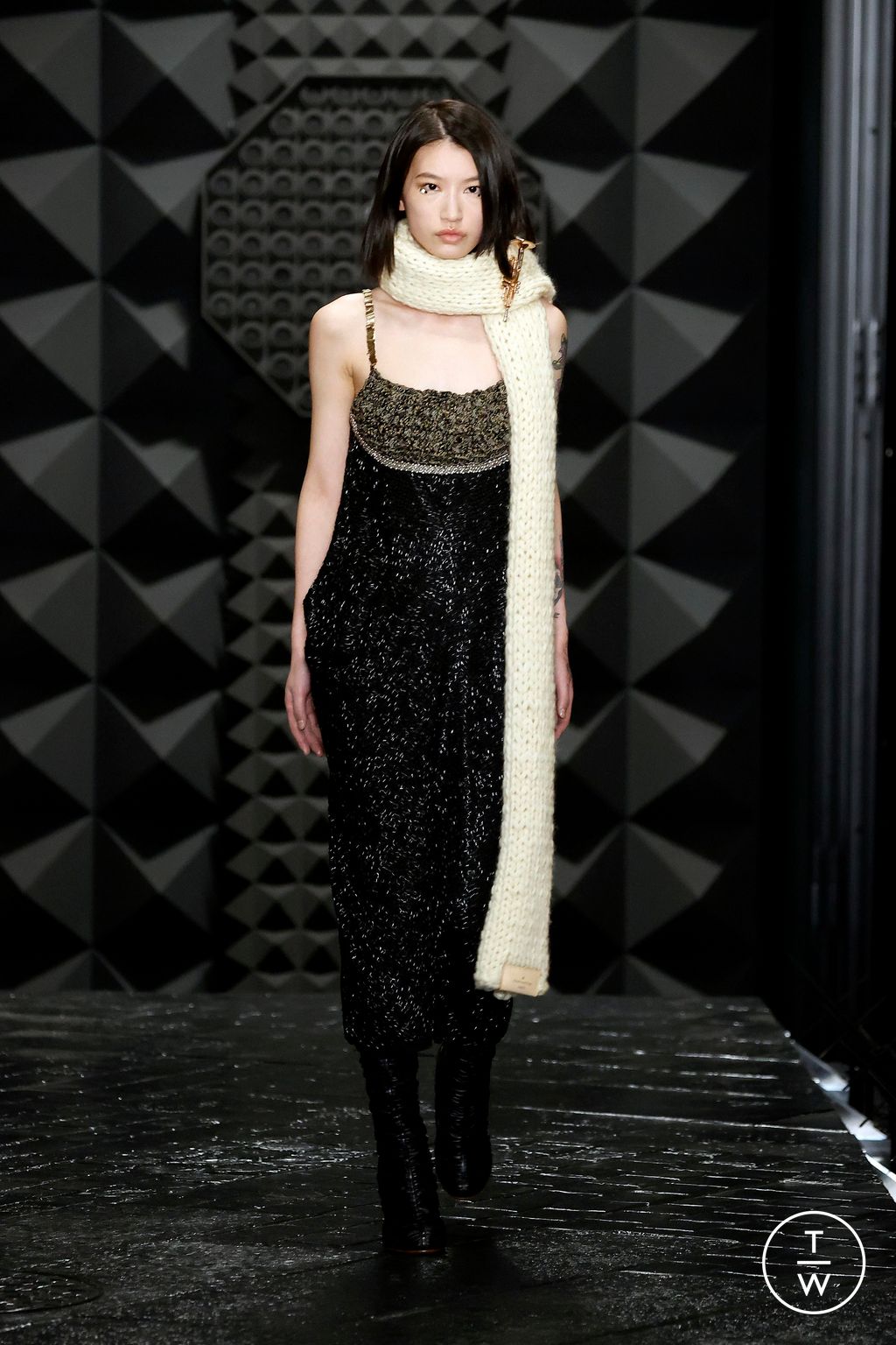 Fashion Week Paris Fall/Winter 2023 look 28 from the Louis Vuitton collection 女装