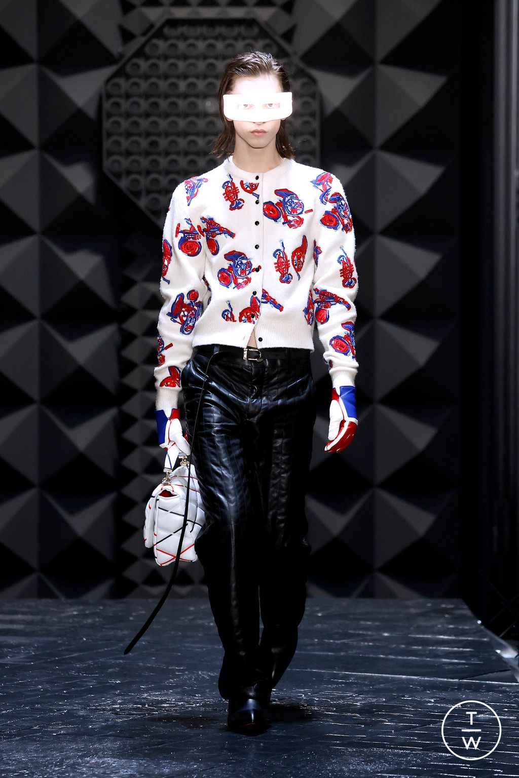 Fashion Week Paris Fall/Winter 2023 look 32 from the Louis Vuitton collection 女装