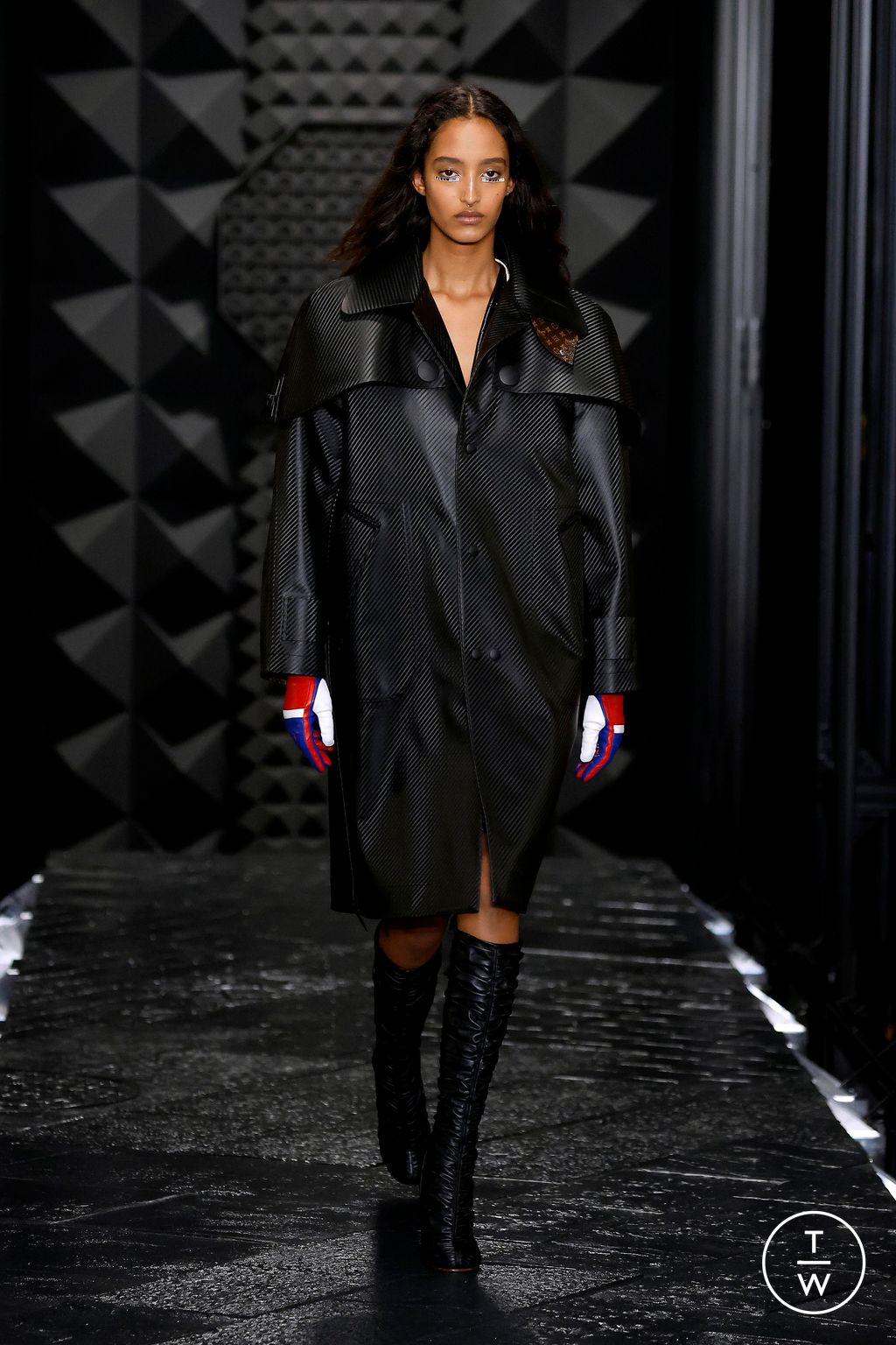 Fashion Week Paris Fall/Winter 2023 look 33 from the Louis Vuitton collection womenswear