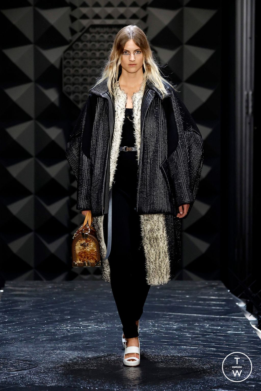 Fashion Week Paris Fall/Winter 2023 look 35 from the Louis Vuitton collection womenswear