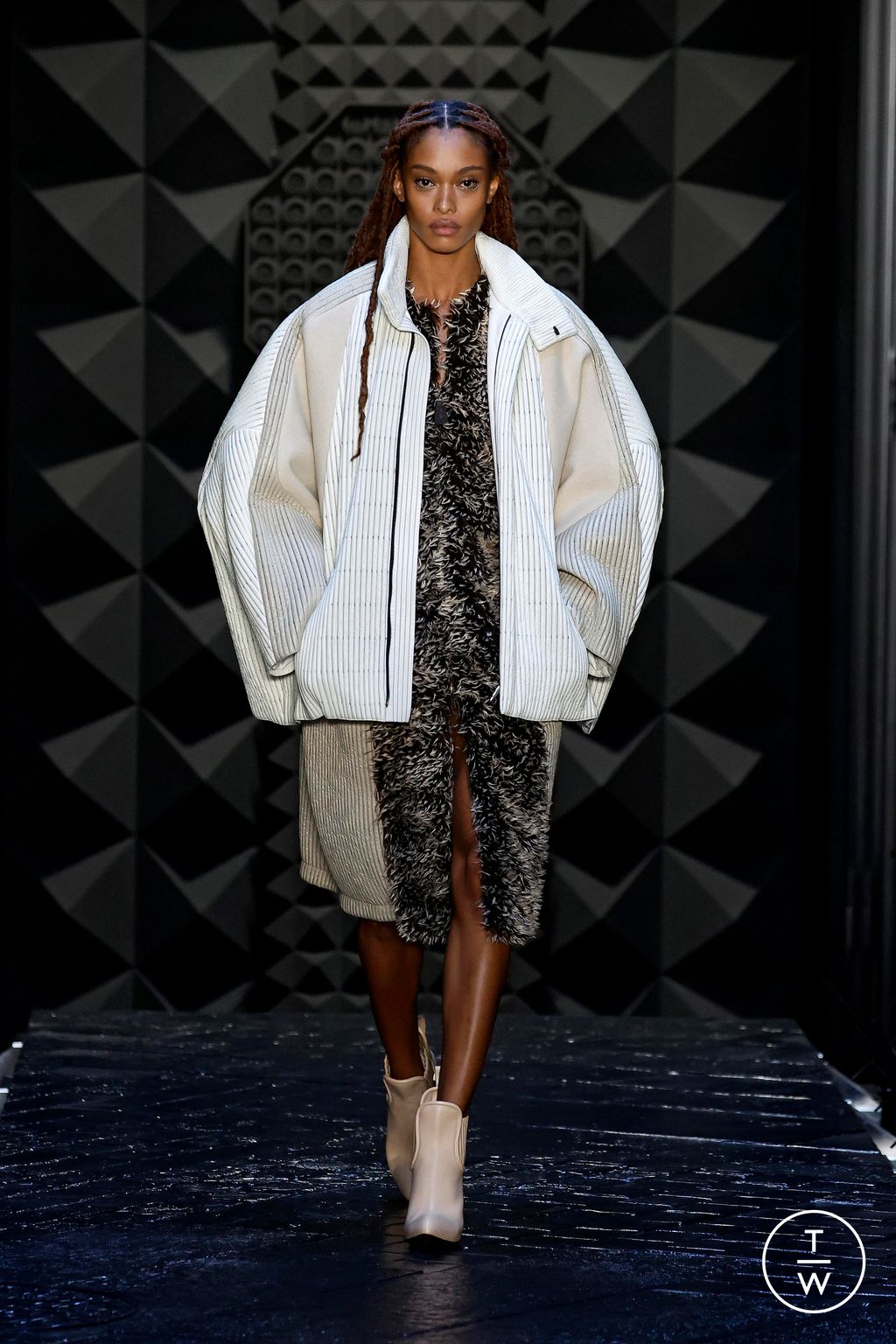 Fashion Week Paris Fall/Winter 2023 look 36 de la collection Louis Vuitton womenswear