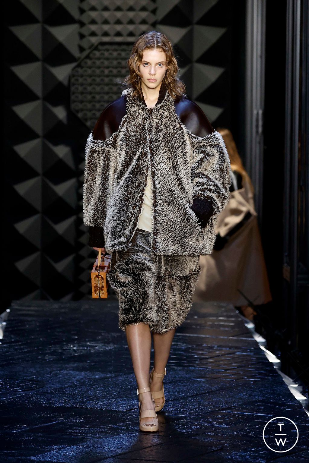 Fashion Week Paris Fall/Winter 2023 look 37 from the Louis Vuitton collection womenswear