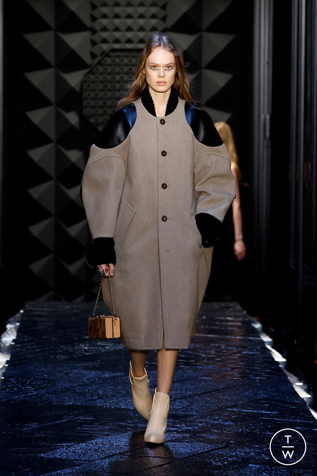 Fashion Week Paris Fall/Winter 2023 look 38 from the Louis Vuitton collection womenswear