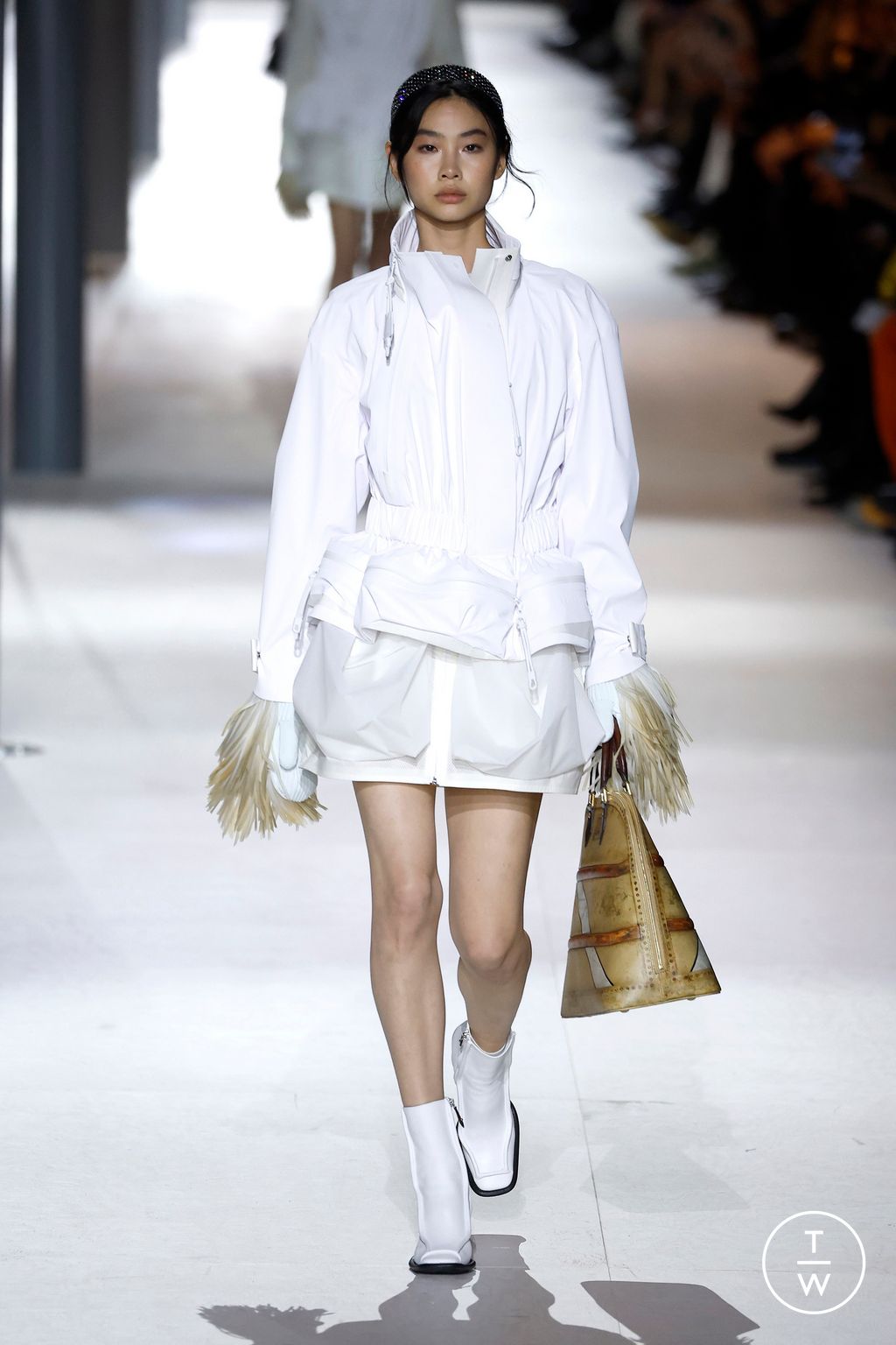 Fashion Week Paris Fall/Winter 2024 look 1 de la collection Louis Vuitton womenswear