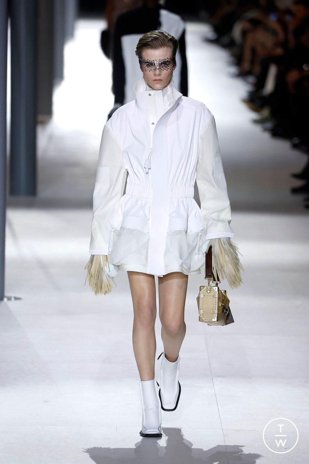 Fashion Week Paris Fall/Winter 2024 look 2 from the Louis Vuitton collection womenswear