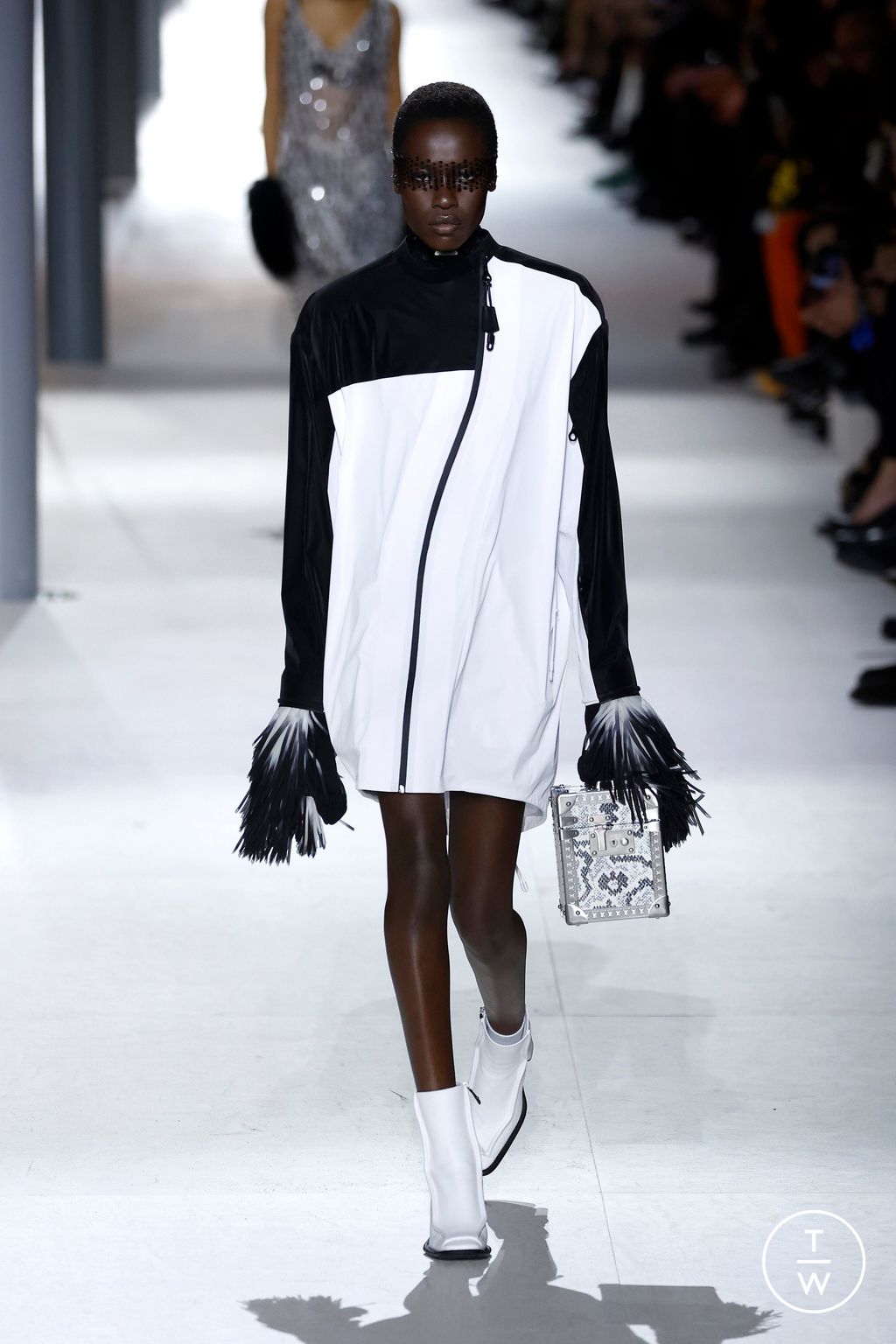 Fashion Week Paris Fall/Winter 2024 look 3 from the Louis Vuitton collection womenswear