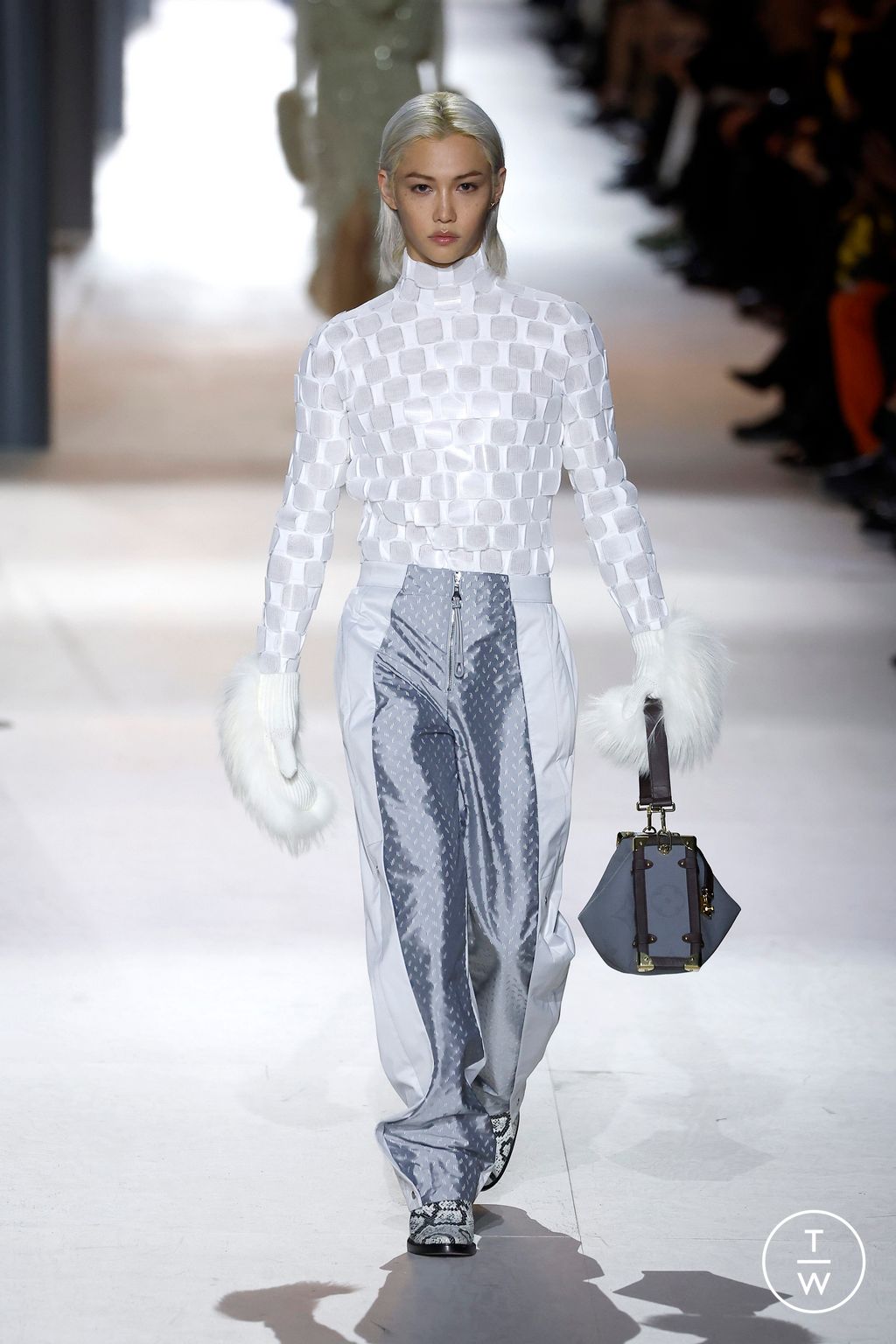 Fashion Week Paris Fall/Winter 2024 look 9 de la collection Louis Vuitton womenswear