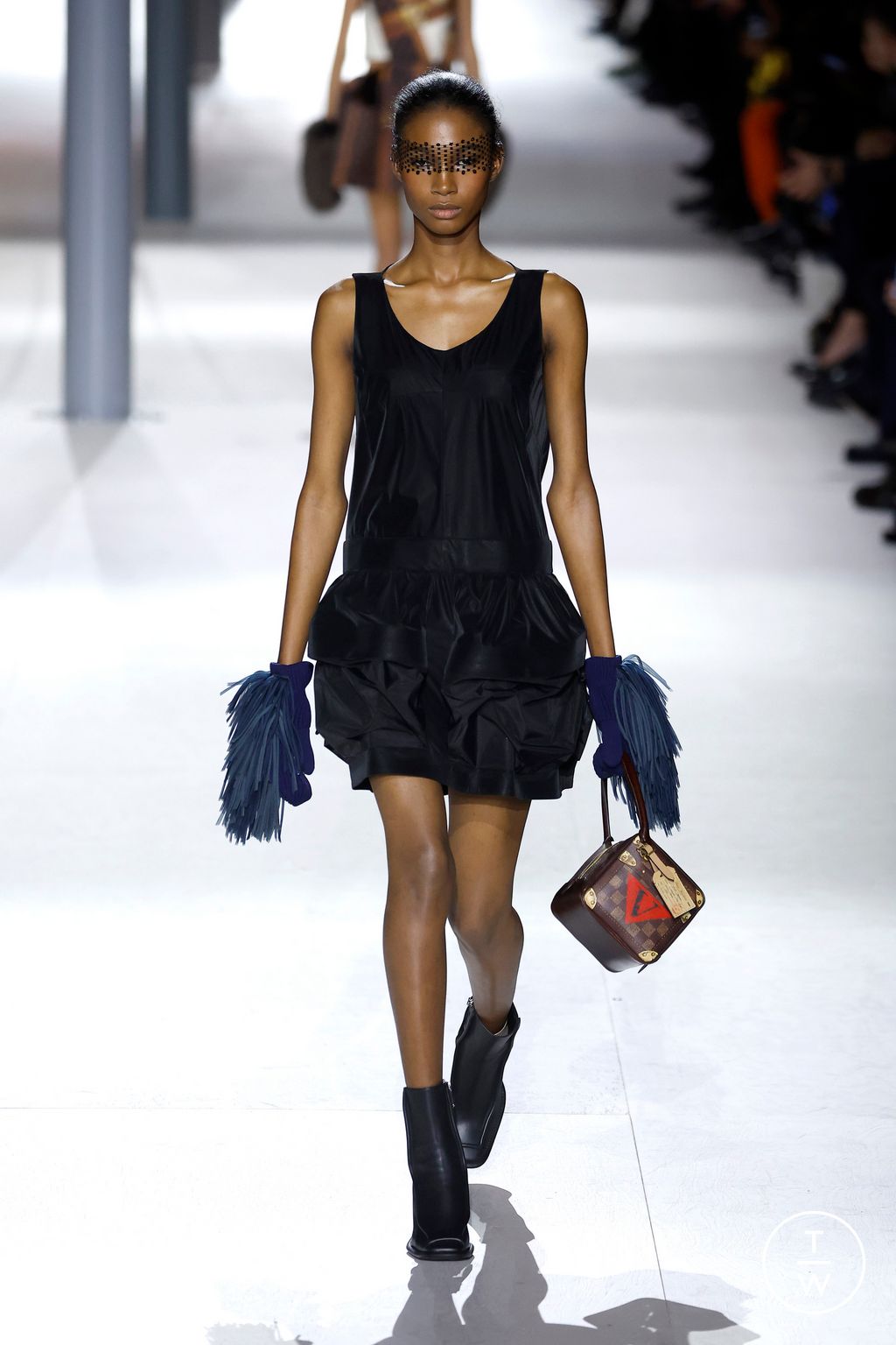 Fashion Week Paris Fall/Winter 2024 look 14 de la collection Louis Vuitton womenswear