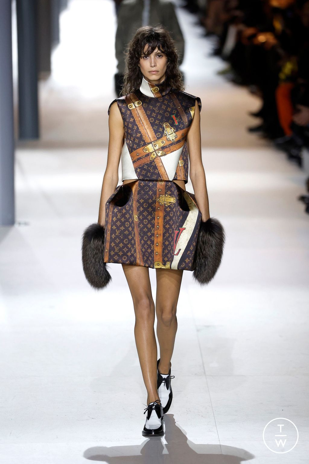 Fashion Week Paris Fall/Winter 2024 look 15 de la collection Louis Vuitton womenswear