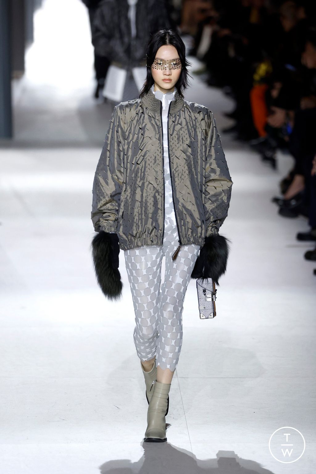 Fashion Week Paris Fall/Winter 2024 look 16 de la collection Louis Vuitton womenswear