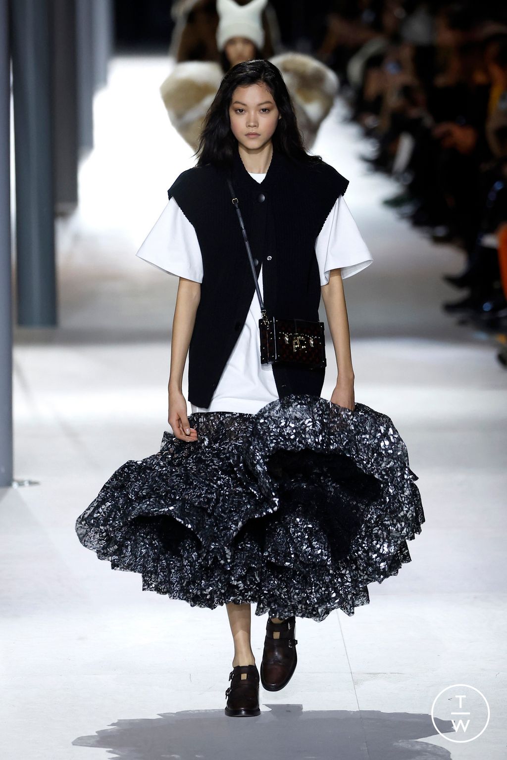 Fashion Week Paris Fall/Winter 2024 look 39 from the Louis Vuitton collection womenswear