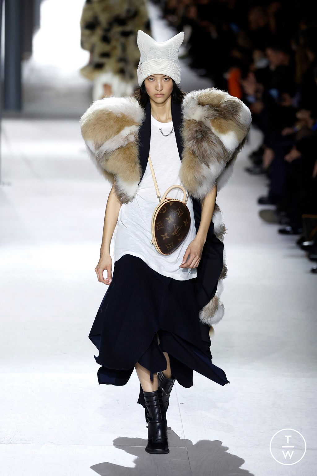 Fashion Week Paris Fall/Winter 2024 look 40 from the Louis Vuitton collection womenswear