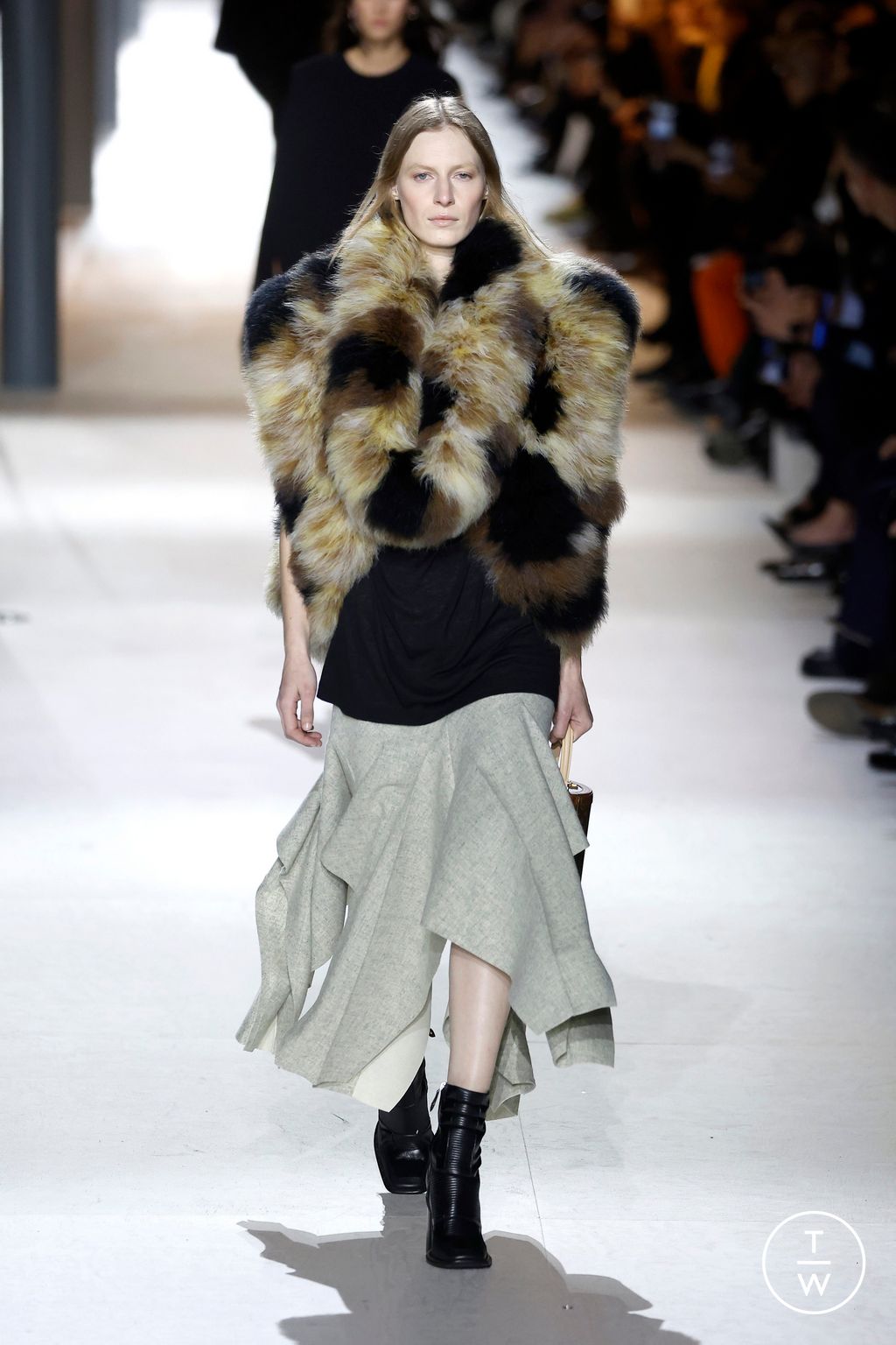 Fashion Week Paris Fall/Winter 2024 look 42 from the Louis Vuitton collection womenswear