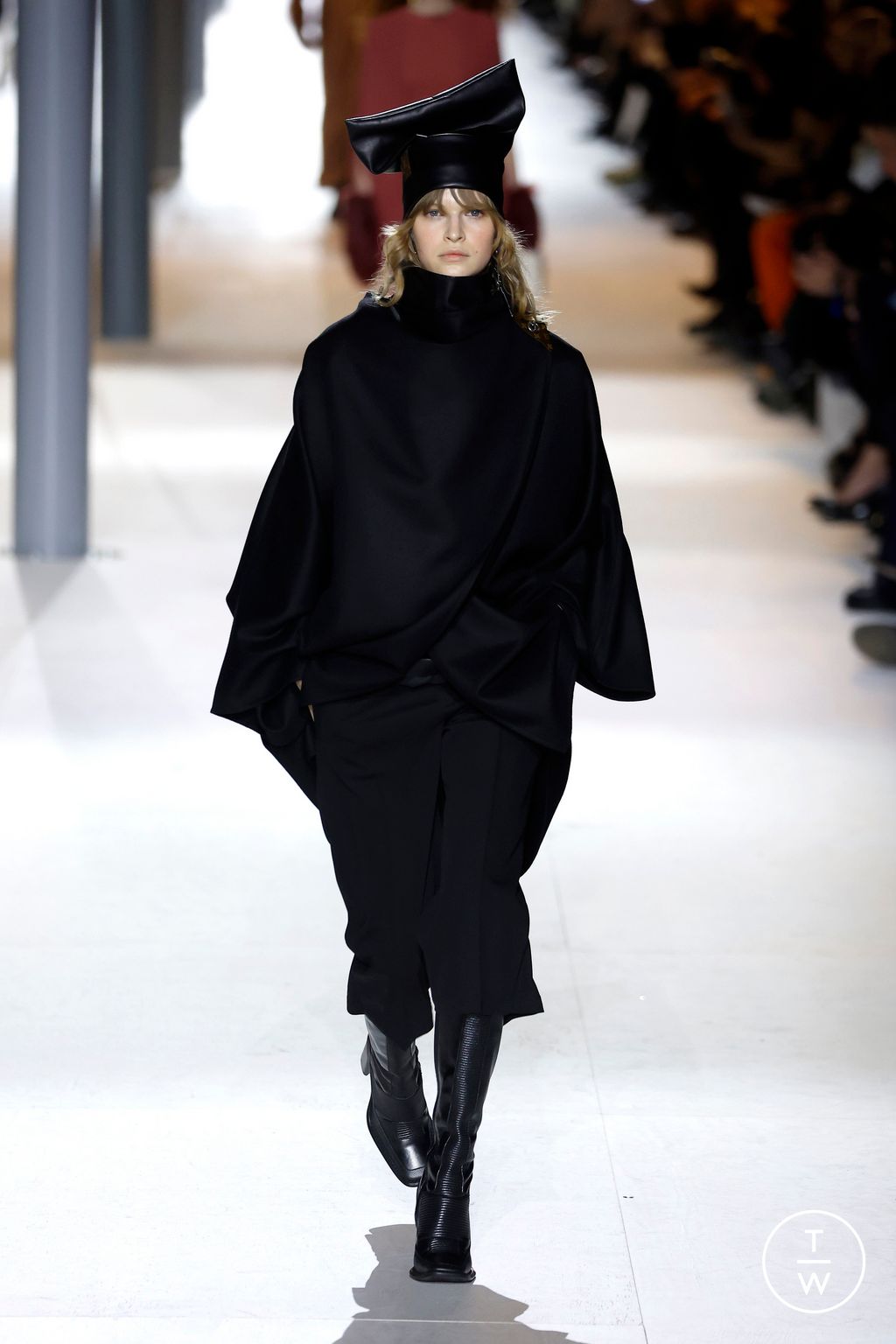 Fashion Week Paris Fall/Winter 2024 look 44 from the Louis Vuitton collection 女装