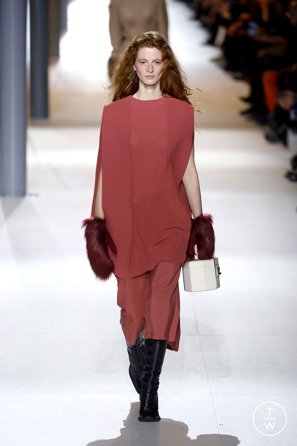 Fashion Week Paris Fall/Winter 2024 look 45 from the Louis Vuitton collection womenswear