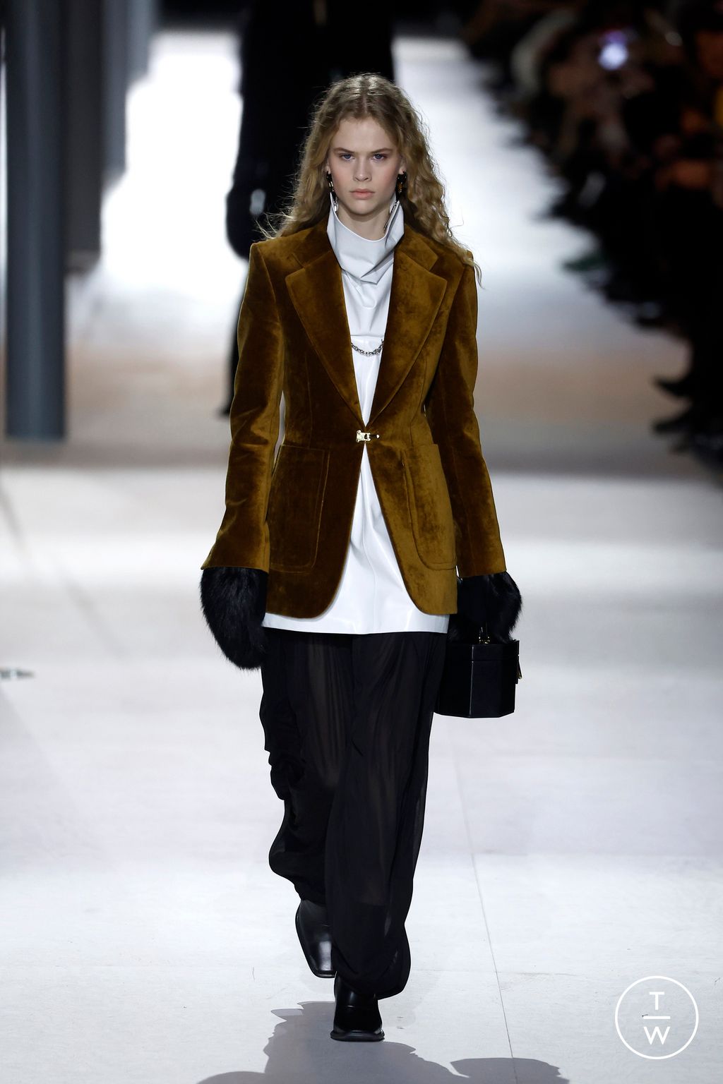 Fashion Week Paris Fall/Winter 2024 look 49 from the Louis Vuitton collection womenswear