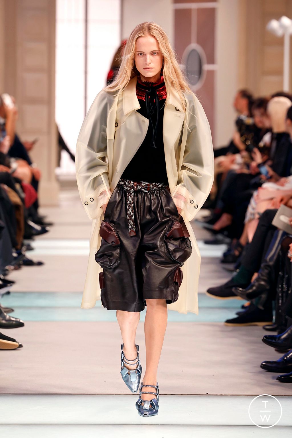 Fashion Week Paris Fall/Winter 2025 look 2 from the Louis Vuitton collection womenswear