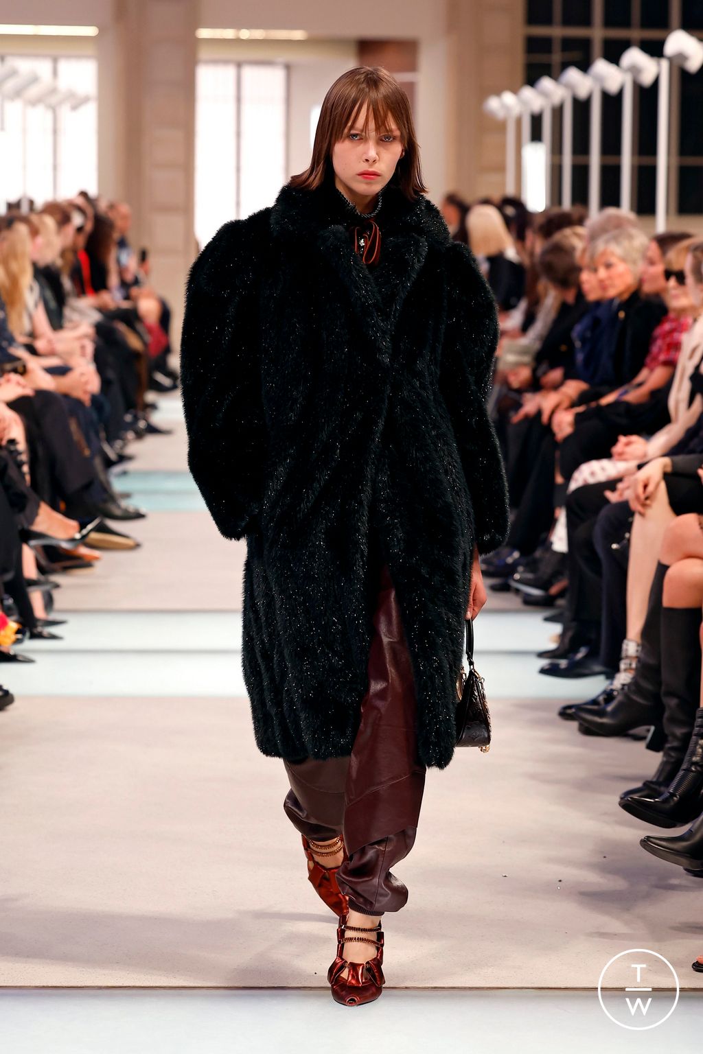 Fashion Week Paris Fall/Winter 2025 look 9 from the Louis Vuitton collection womenswear