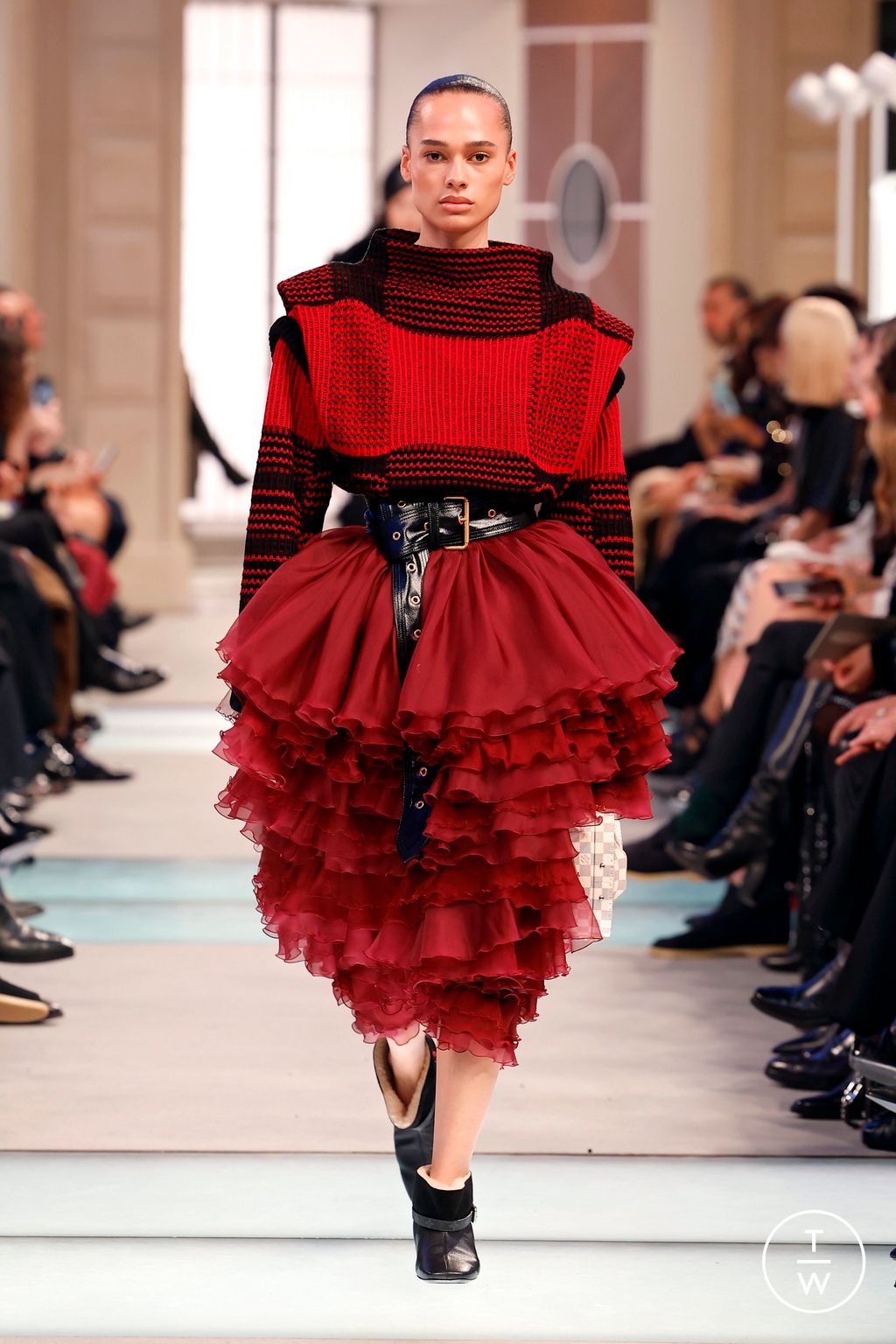 Fashion Week Paris Fall/Winter 2025 look 11 from the Louis Vuitton collection womenswear