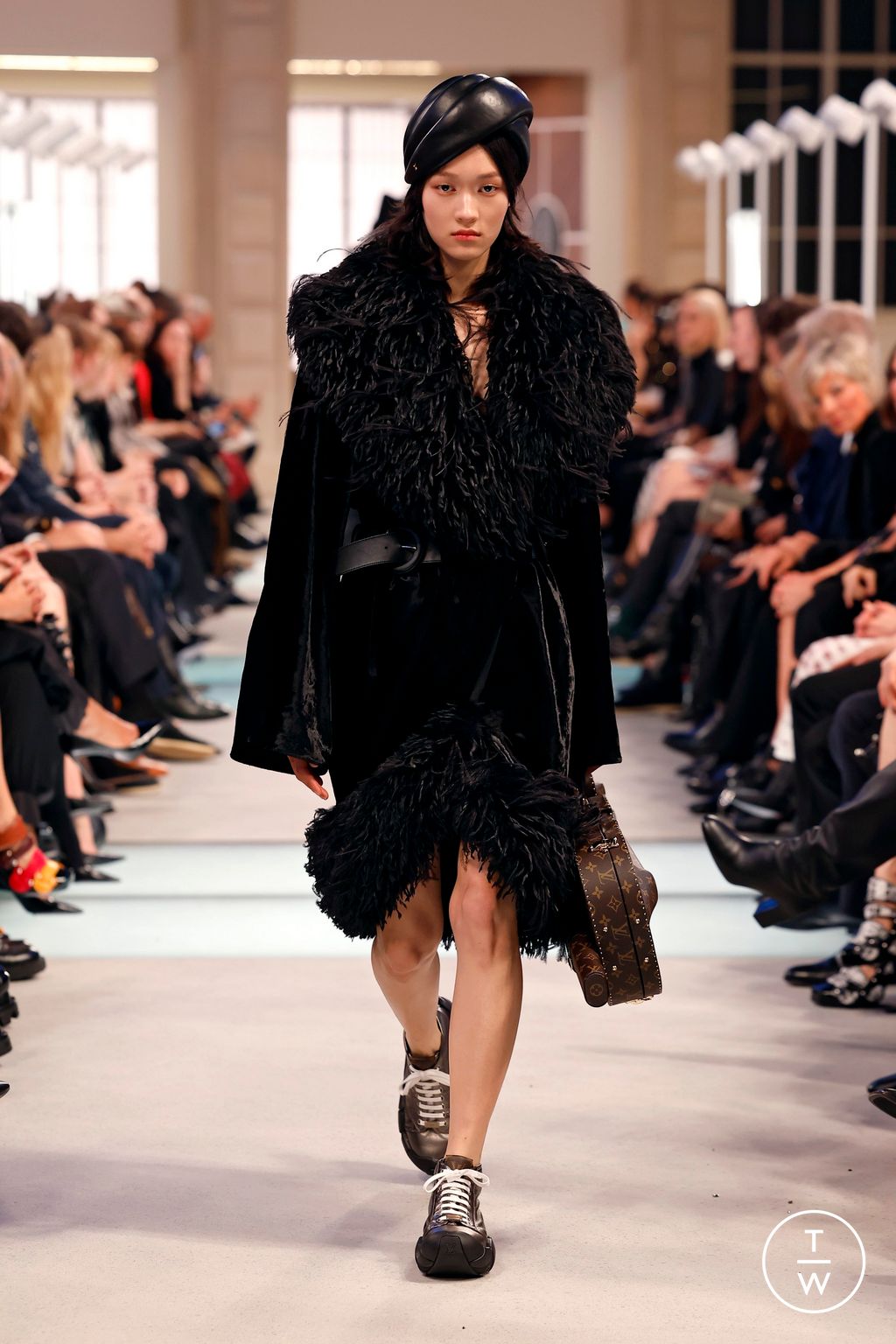 Fashion Week Paris Fall/Winter 2025 look 12 from the Louis Vuitton collection womenswear
