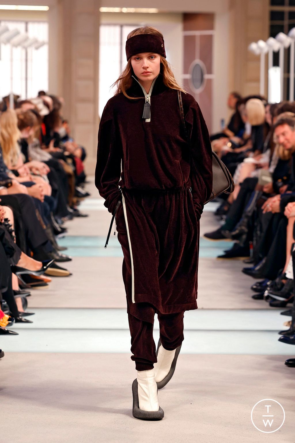 Fashion Week Paris Fall/Winter 2025 look 16 from the Louis Vuitton collection womenswear