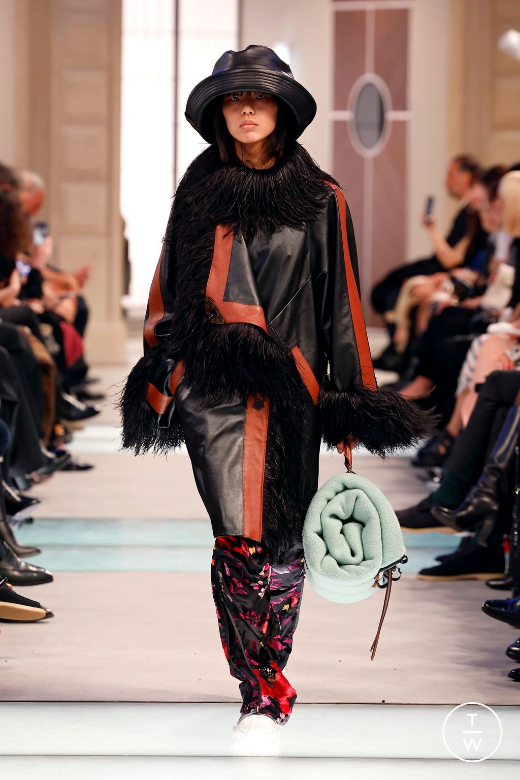 Fashion Week Paris Fall/Winter 2025 look 17 from the Louis Vuitton collection womenswear