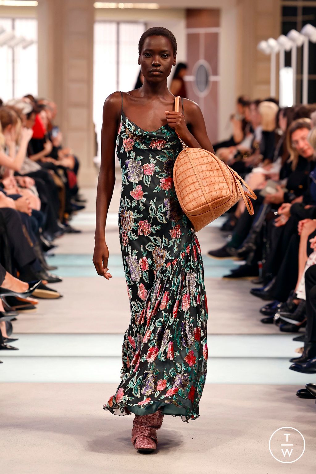 Fashion Week Paris Fall/Winter 2025 look 19 from the Louis Vuitton collection womenswear