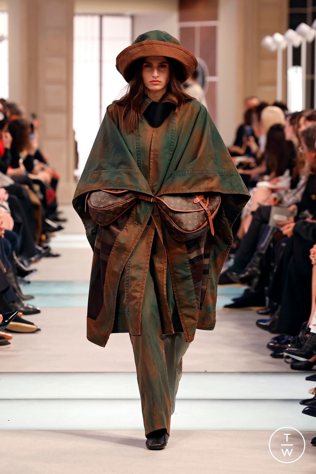 Fashion Week Paris Fall/Winter 2025 look 22 from the Louis Vuitton collection womenswear