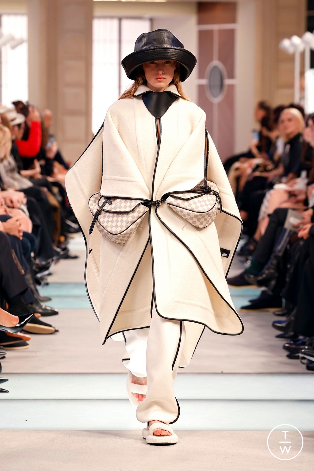 Fashion Week Paris Fall/Winter 2025 look 23 from the Louis Vuitton collection womenswear