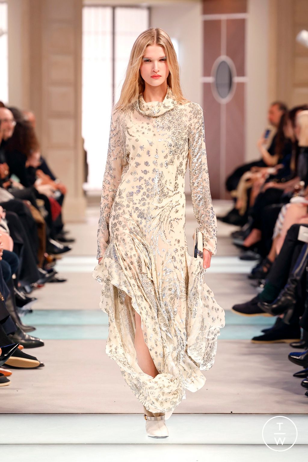 Fashion Week Paris Fall/Winter 2025 look 24 from the Louis Vuitton collection womenswear