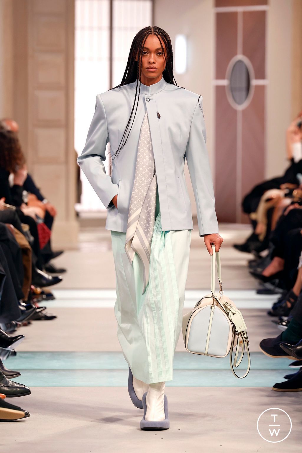 Fashion Week Paris Fall/Winter 2025 look 26 from the Louis Vuitton collection womenswear