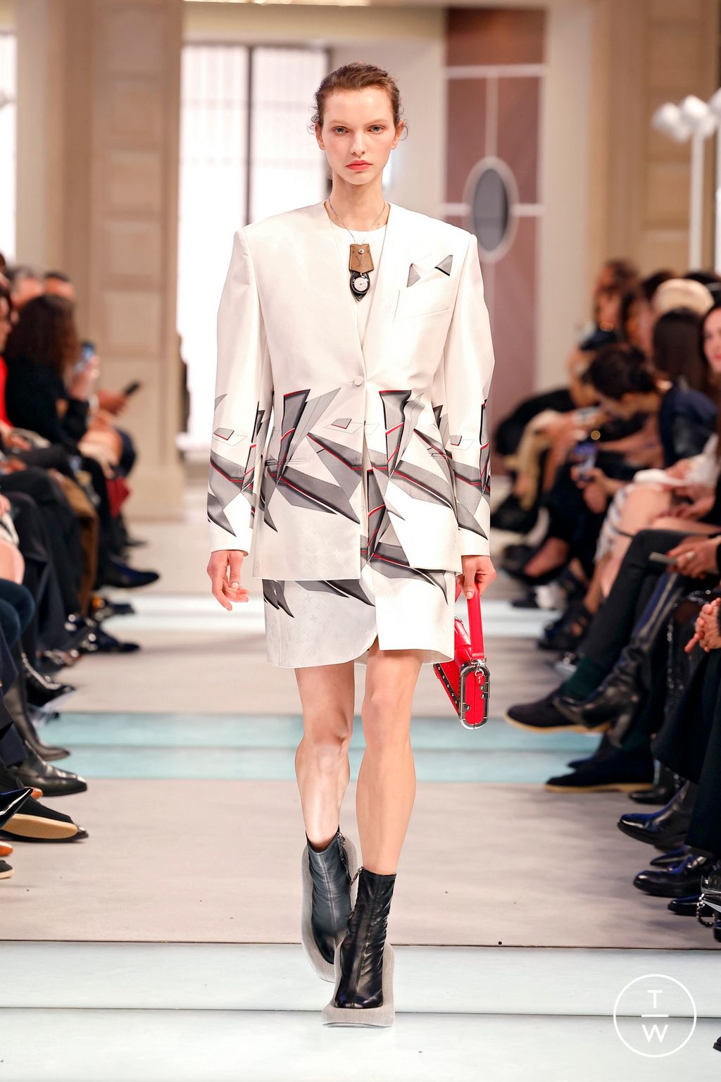 Fashion Week Paris Fall/Winter 2025 look 32 from the Louis Vuitton collection womenswear