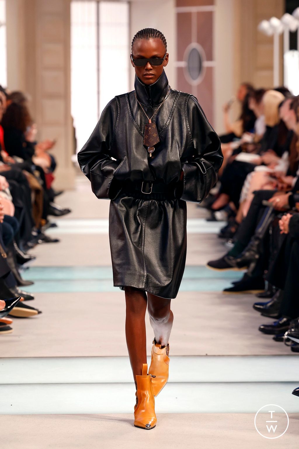 Fashion Week Paris Fall/Winter 2025 look 34 from the Louis Vuitton collection womenswear