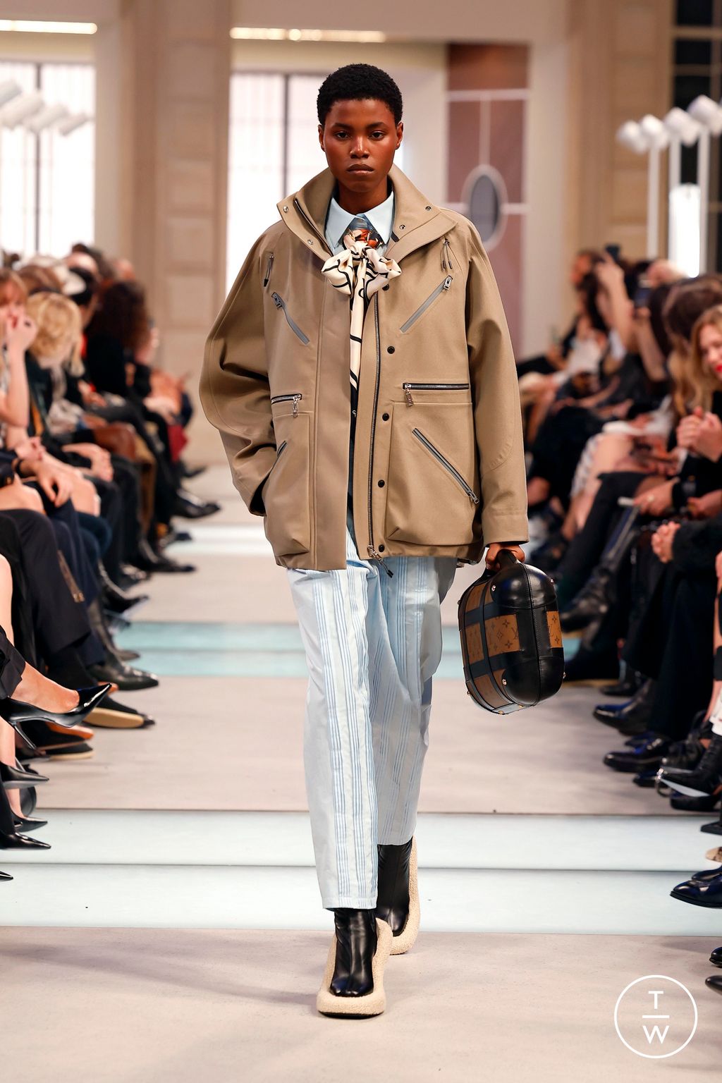Fashion Week Paris Fall/Winter 2025 look 36 from the Louis Vuitton collection womenswear