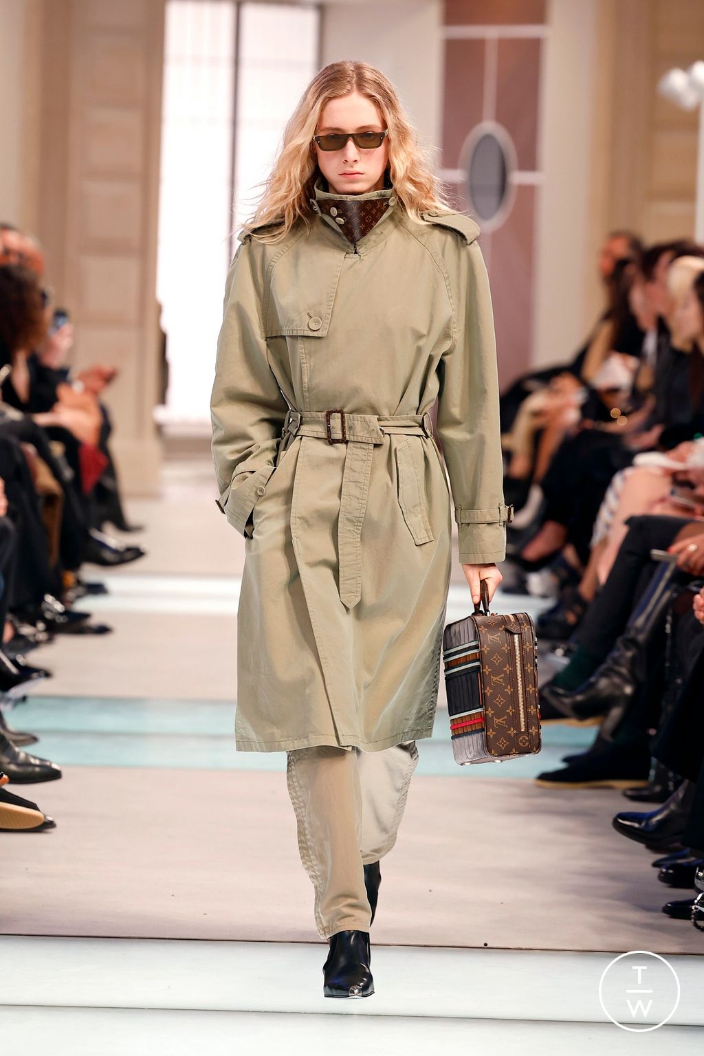 Fashion Week Paris Fall/Winter 2025 look 37 from the Louis Vuitton collection womenswear