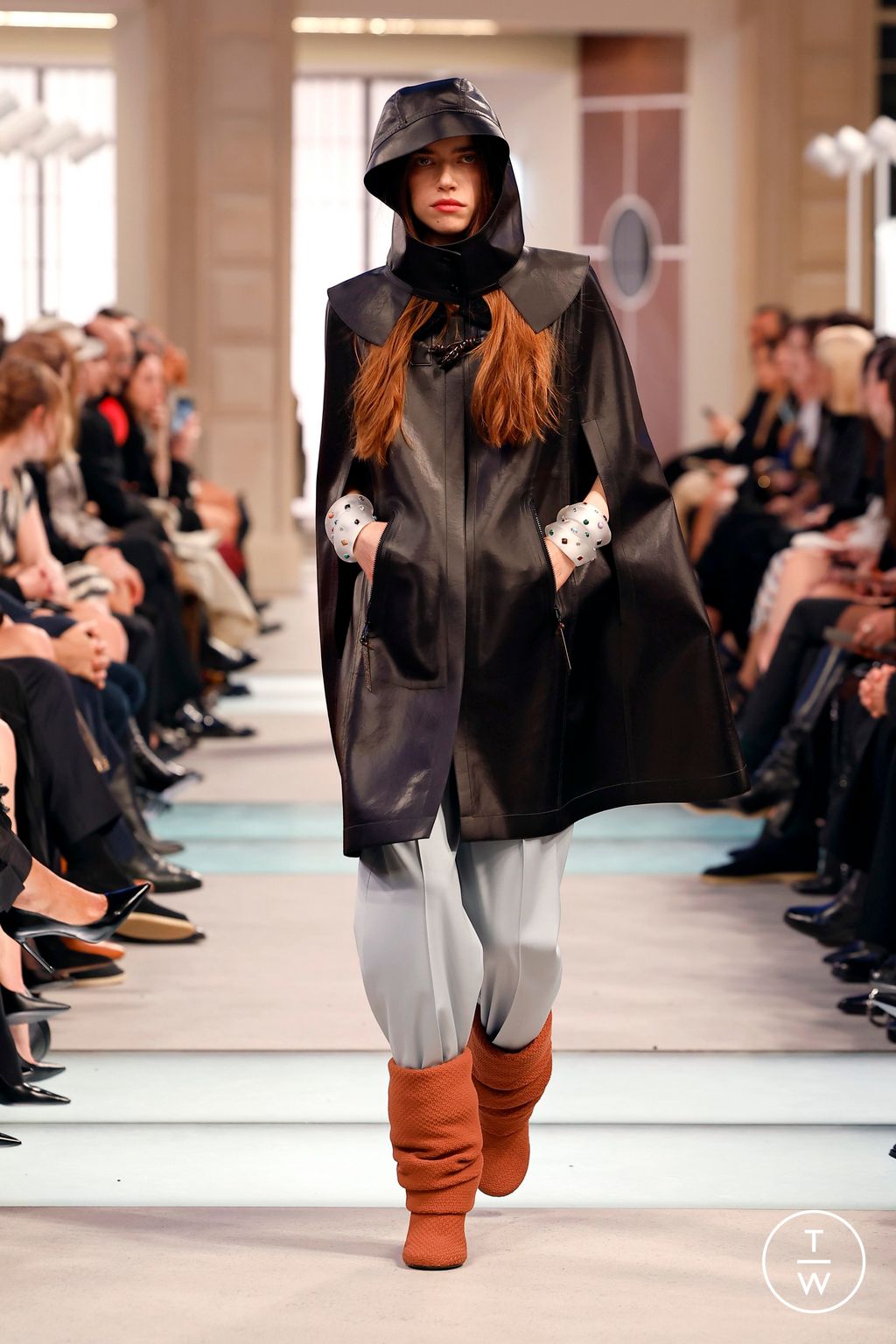 Fashion Week Paris Fall/Winter 2025 look 38 from the Louis Vuitton collection womenswear