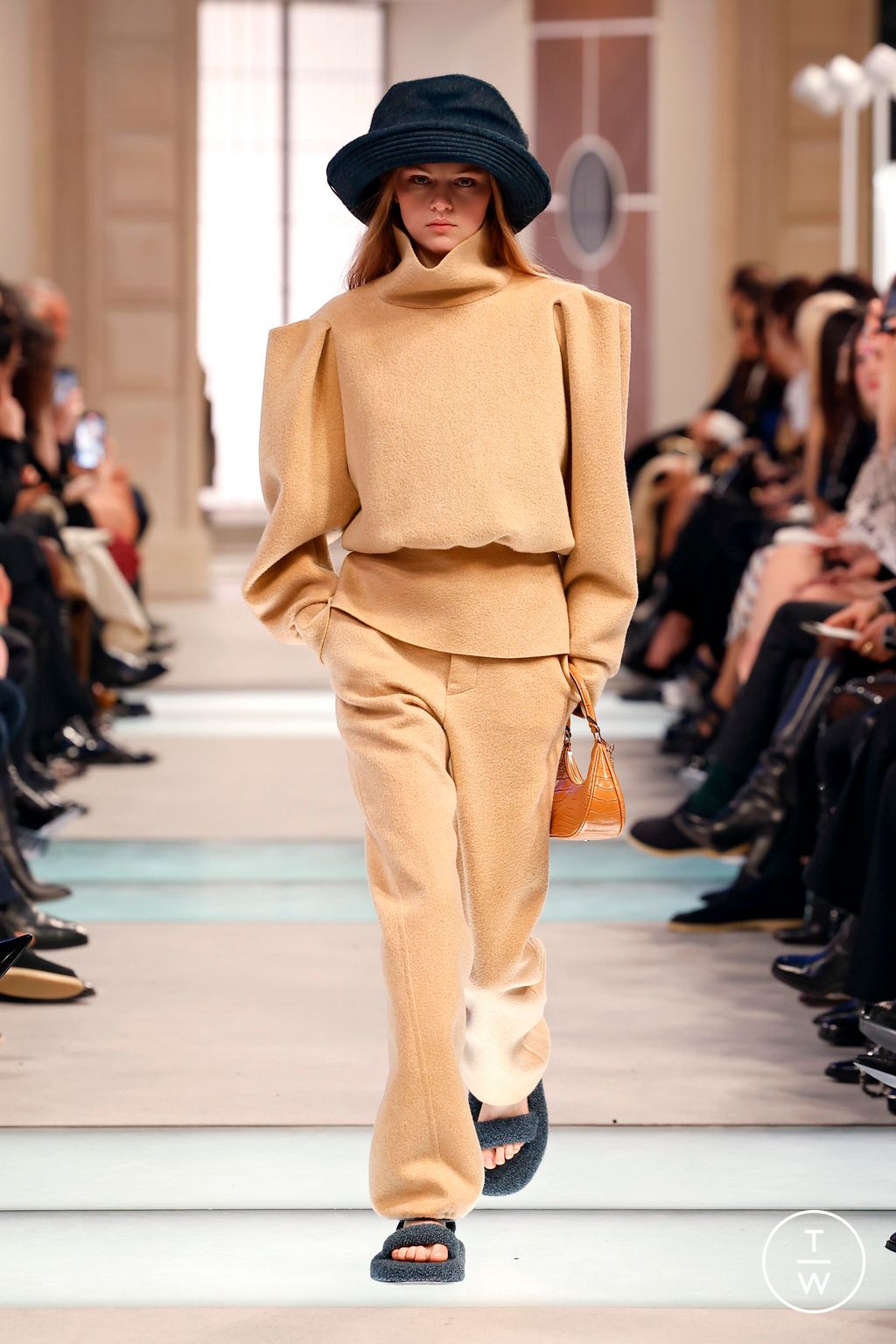 Fashion Week Paris Fall/Winter 2025 look 44 from the Louis Vuitton collection womenswear