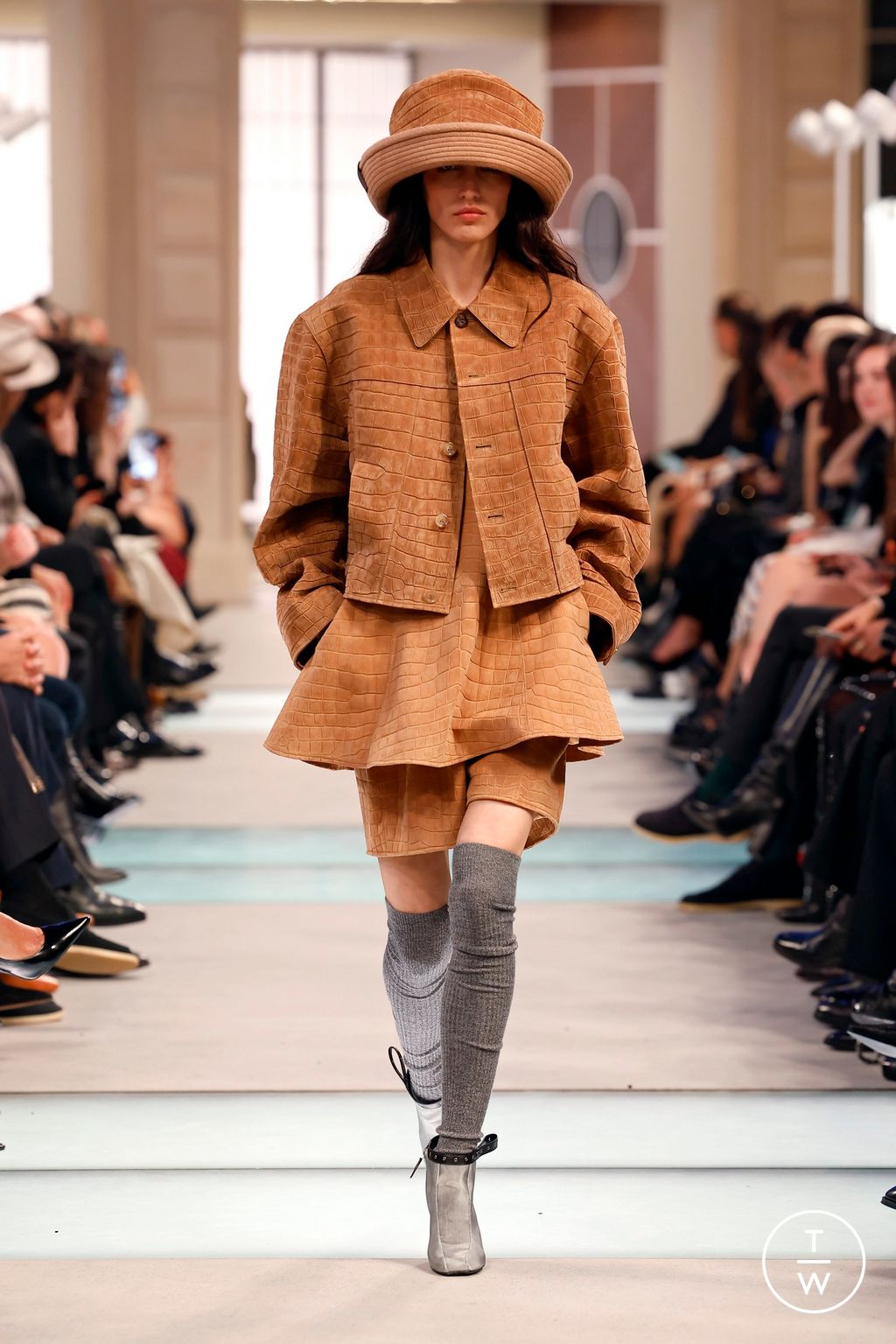 Fashion Week Paris Fall/Winter 2025 look 46 from the Louis Vuitton collection womenswear