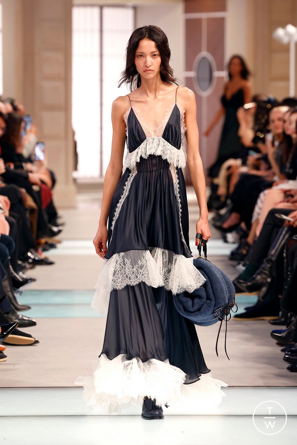 Fashion Week Paris Fall/Winter 2025 look 48 from the Louis Vuitton collection womenswear