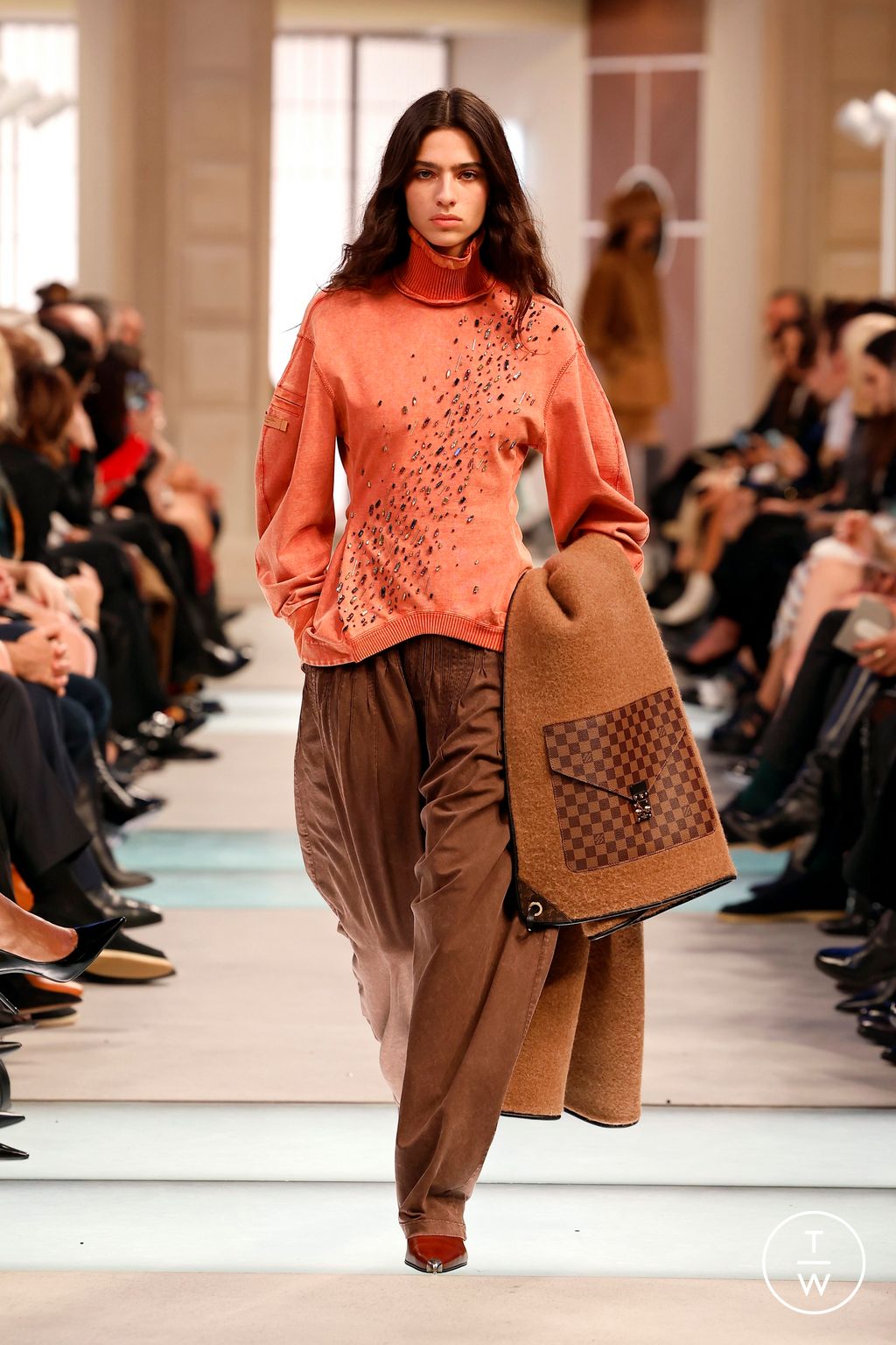 Fashion Week Paris Fall/Winter 2025 look 54 from the Louis Vuitton collection womenswear