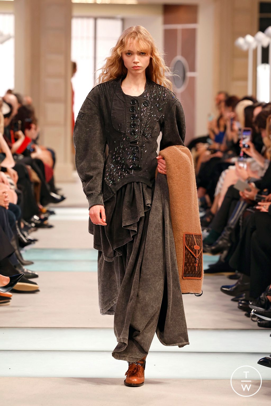 Fashion Week Paris Fall/Winter 2025 look 60 from the Louis Vuitton collection womenswear
