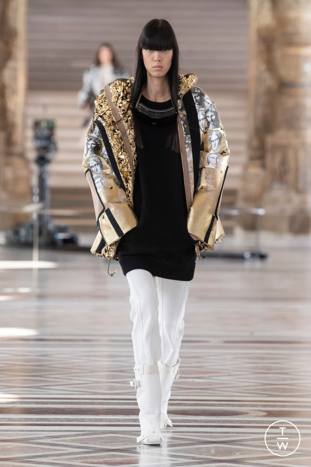 Fashion Week Paris Fall/Winter 2021 look 2 from the Louis Vuitton collection 女装
