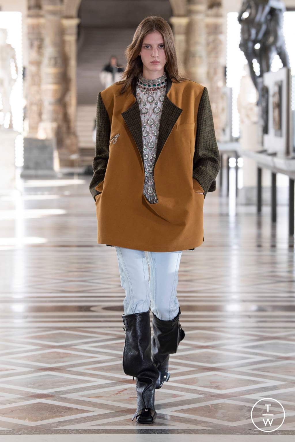Fashion Week Paris Fall/Winter 2021 look 4 de la collection Louis Vuitton womenswear