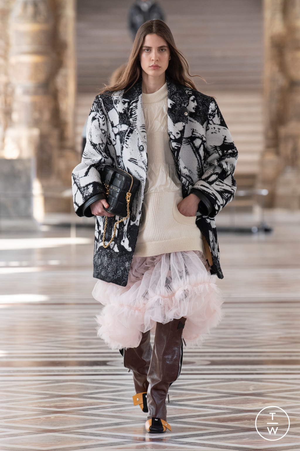 Fashion Week Paris Fall/Winter 2021 look 6 from the Louis Vuitton collection 女装