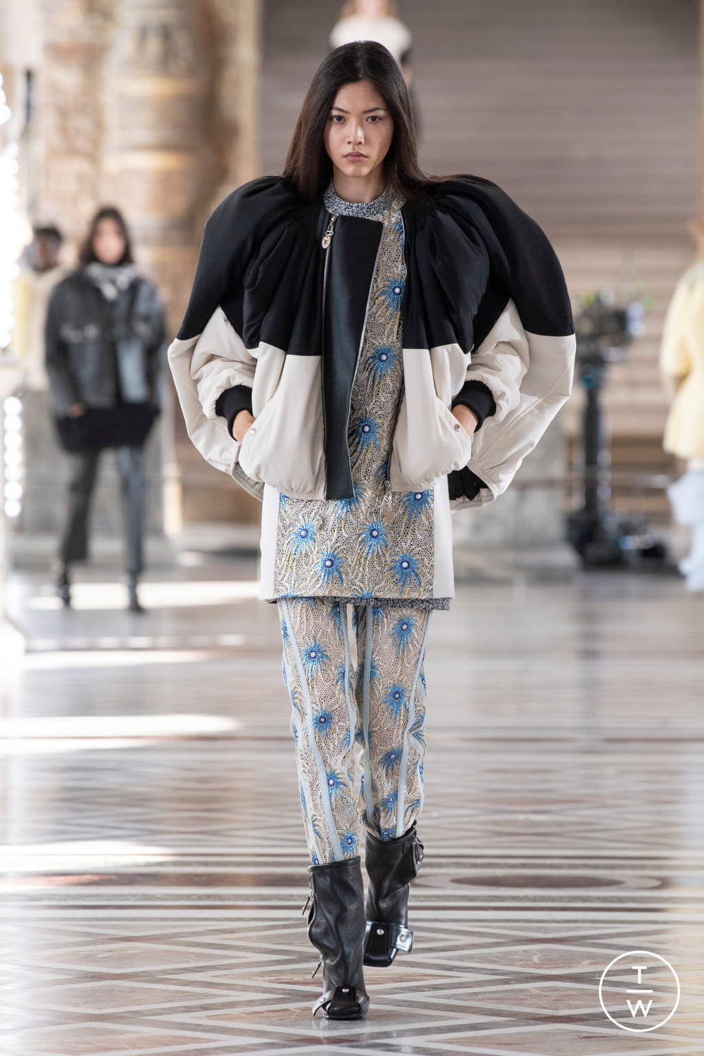 Fashion Week Paris Fall/Winter 2021 look 10 de la collection Louis Vuitton womenswear