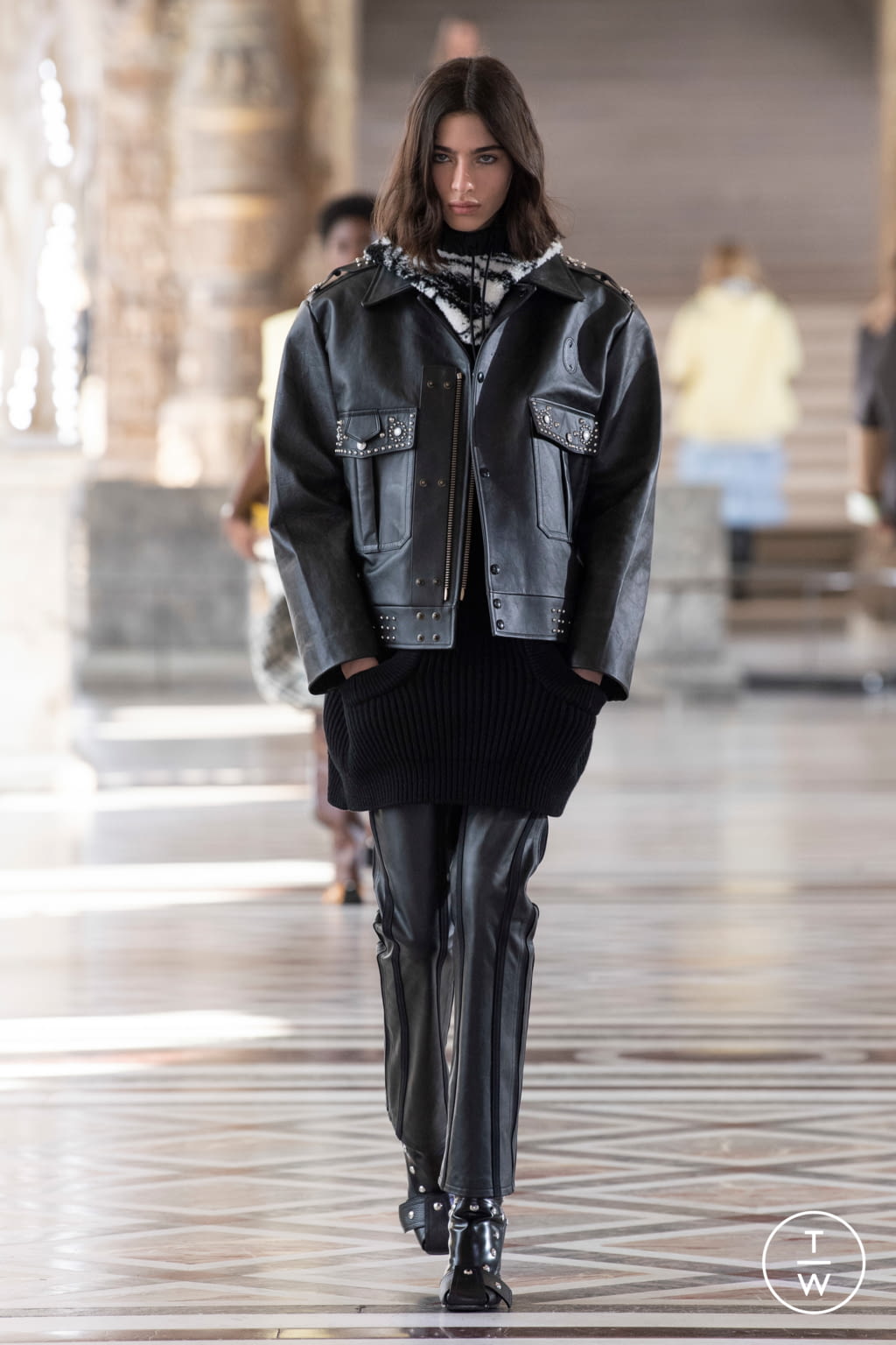 Fashion Week Paris Fall/Winter 2021 look 12 from the Louis Vuitton collection 女装