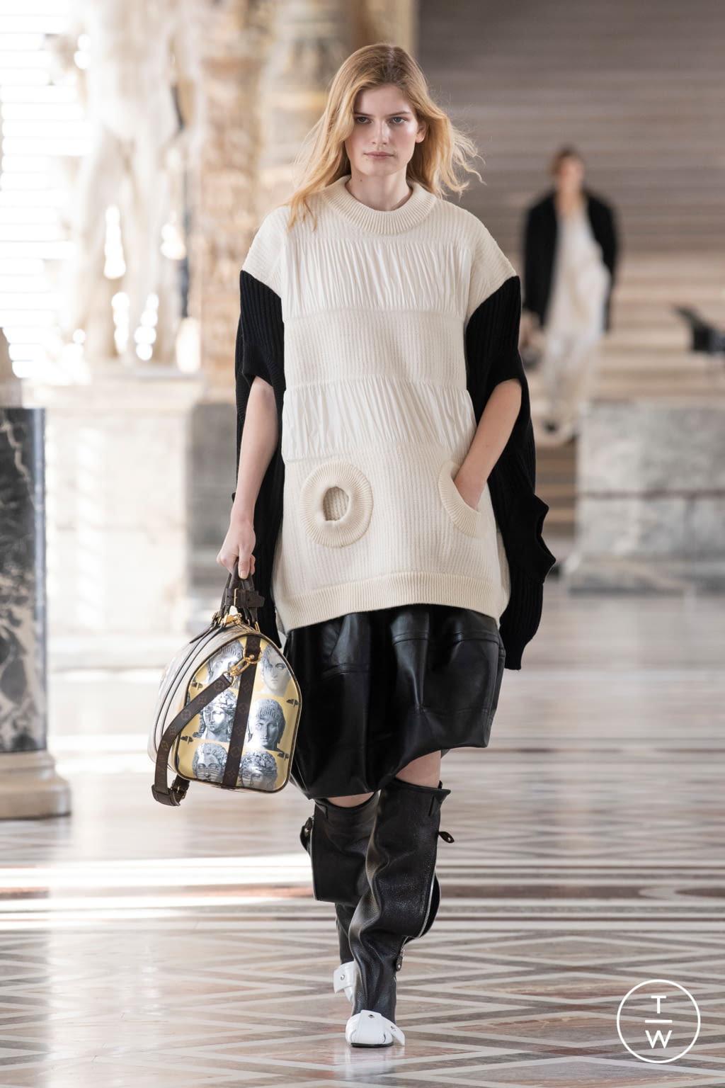 Fashion Week Paris Fall/Winter 2021 look 16 de la collection Louis Vuitton womenswear