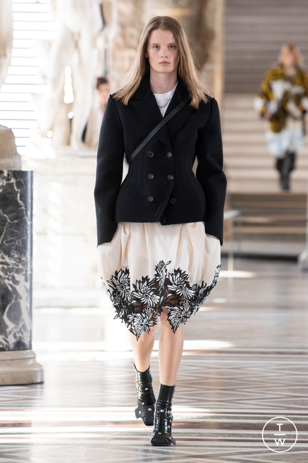 Fashion Week Paris Fall/Winter 2021 look 18 de la collection Louis Vuitton womenswear