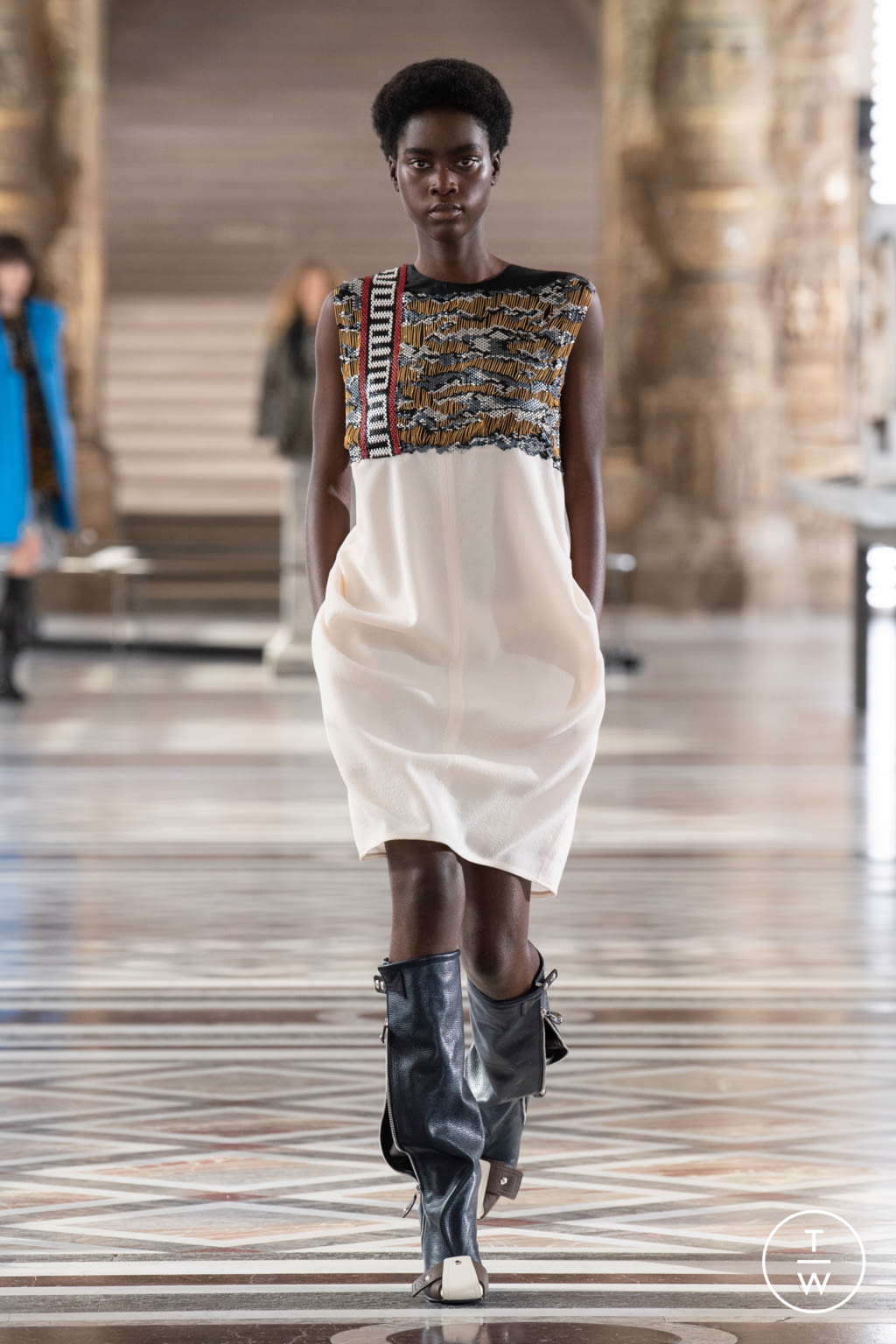 Fashion Week Paris Fall/Winter 2021 look 30 de la collection Louis Vuitton womenswear
