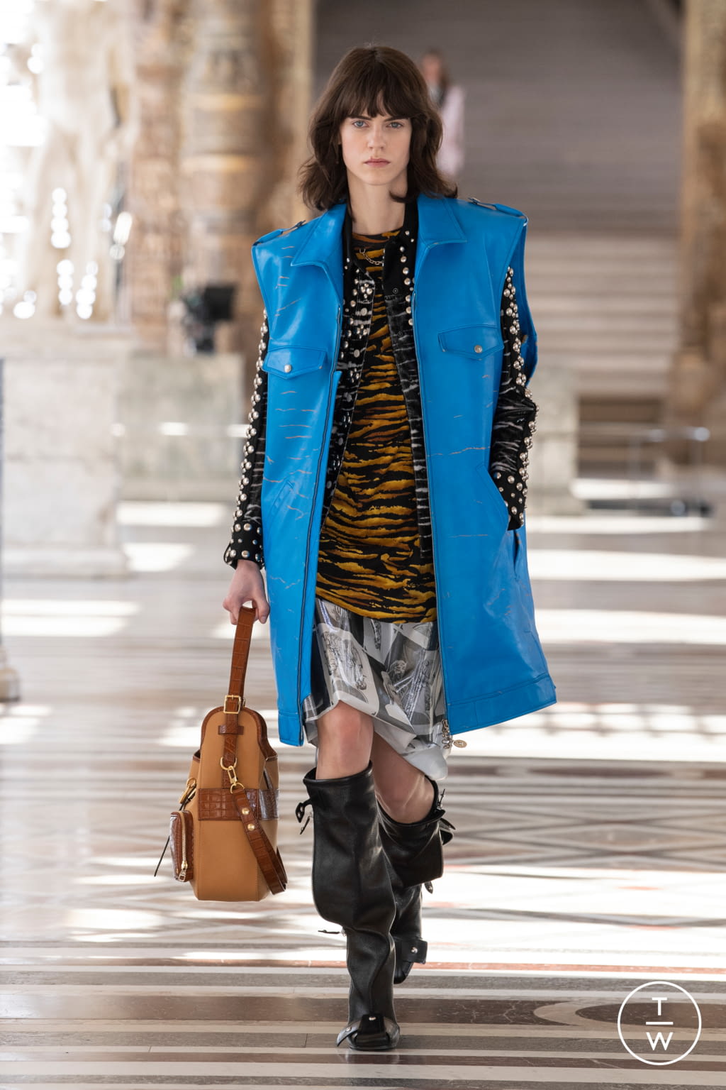 Fashion Week Paris Fall/Winter 2021 look 32 from the Louis Vuitton collection womenswear
